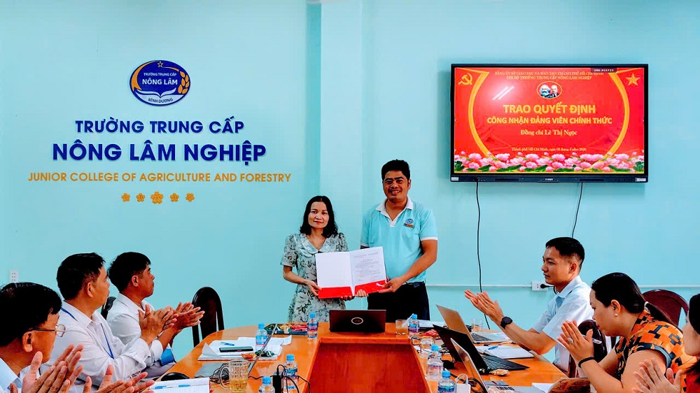 Chi bộ Trường Trung cấp Nông lâm nghiệp sinh hoạt định kỳ tháng 4